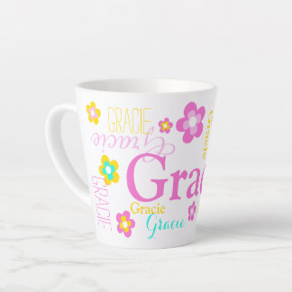 Taza De Café Latte chicas de flores gráficas y de texto llamado Graci
