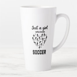 Taza De Café Latte Chicas de Silhouette jugando al fútbol