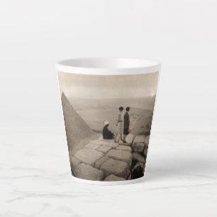 Taza De Café Latte Chicas en la cima de la pirámide de Keops en Egipt