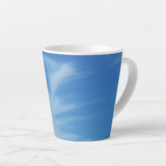 Taza De Café Latte Cielo azul con nubes blancas resumen foto natural
