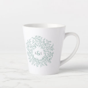 Taza De Café Latte Círculo de hojas verdes boda monograma