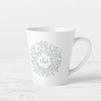 Taza De Café Latte Círculo de hojas verdes boda monograma