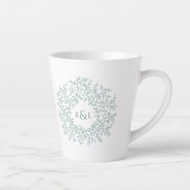 Taza De Café Latte Círculo de hojas verdes boda monograma (Derecha)