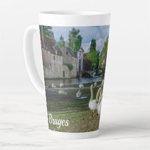 Taza De Café Latte Cisnes blancos en el centro de Brujas