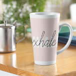 Taza De Café Latte Cita moderna de inhalación por inhalación de tinta<br><div class="desc">Cita moderna de inhalación por inhalación de tinta rosada en el pasto</div>