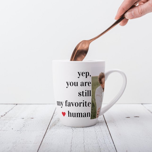 Taza De Café Latte Cita romántica en pareja de jóvenes de la era mode (Subido por el creador)