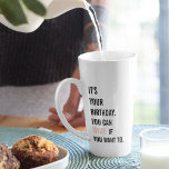 Taza De Café Latte Citas divertidas de cumpleaños | Fotografía del Co<br><div class="desc">"¡El vino mejora con la edad,  igual que tú! ¡Feliz cumpleaños y vítores a otro año de deliciosidad!"</div>
