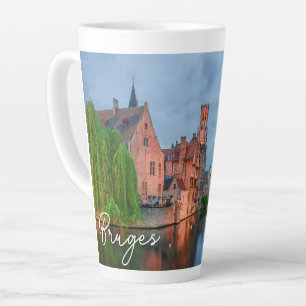 Taza De Café Latte Ciudad antigua y torre Belfry de noche en Brujas