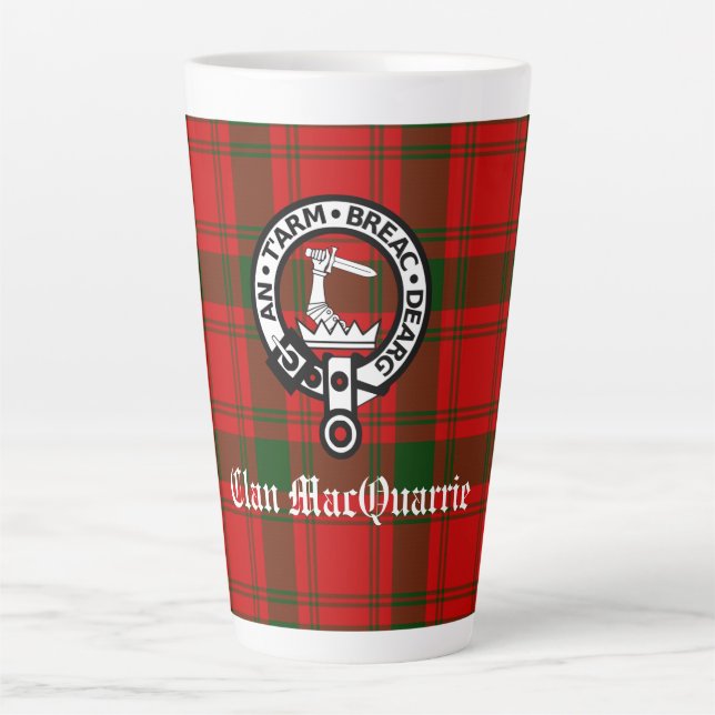 Taza De Café Latte Clan MacQuarrie Tartan y Escudo (Anverso)