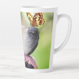 Taza De Café Latte Cojín decorativo De Labrador Y Mariposa