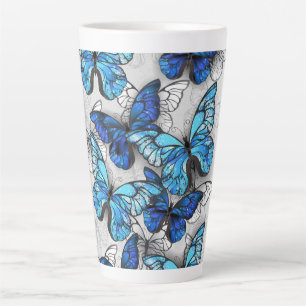 Taza De Café Latte Composición de las mariposas blancas y azules