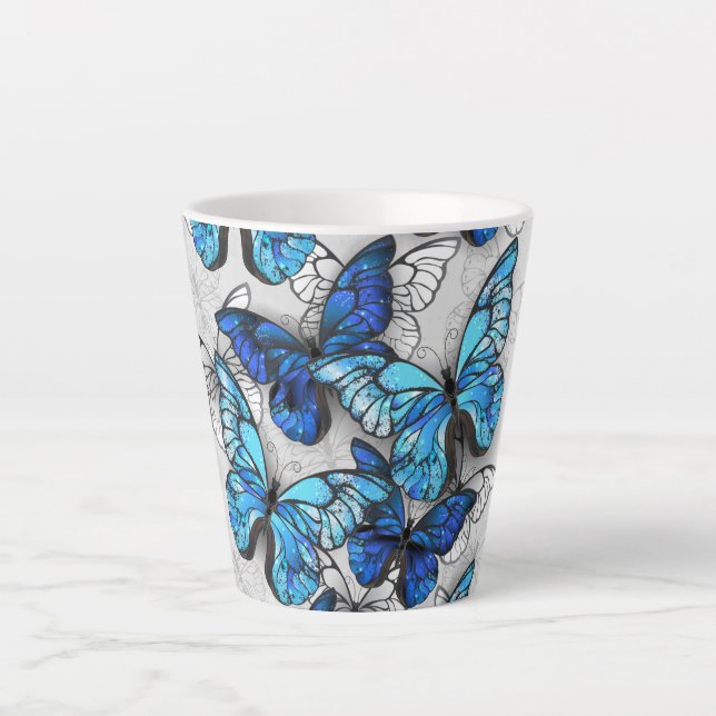 Taza De Café Latte Composición de mariposas blancas y azules (Anverso)