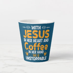 Taza De Café Latte Con Jesús En El Café Del Corazón En Su Mano Está