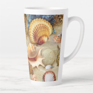 Taza De Café Latte conchas marinas en la playa
