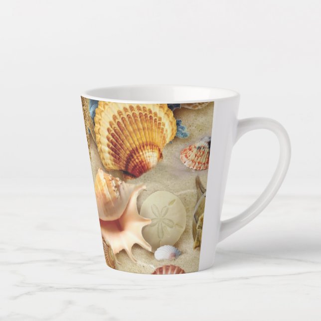 Taza De Café Latte conchas marinas en la playa (Derecha)