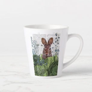 Taza De Café Latte Conejo en un parche de col