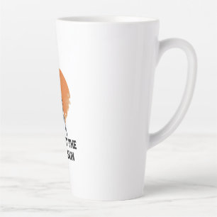Taza De Café Latte Contra el sol moribundo, lijando con el pico del s