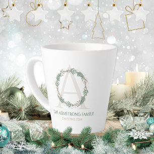 Taza De Café Latte Corona de Monograma de Nombre de Familia en Verde 