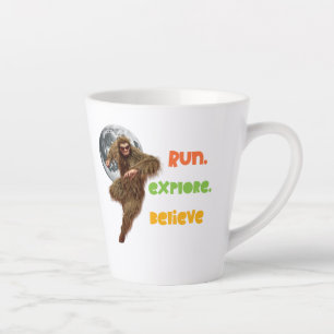 Taza De Café Latte Corriendo Aventura Sasquatch Creer Diseño