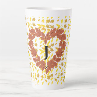 Taza De Café Latte couronne d'automne sur son lit de feuilles