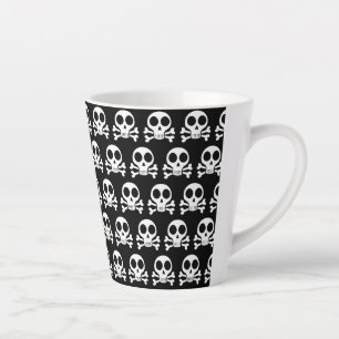 Taza De Café Latte cráneo espeluznante sobre un fondo negro