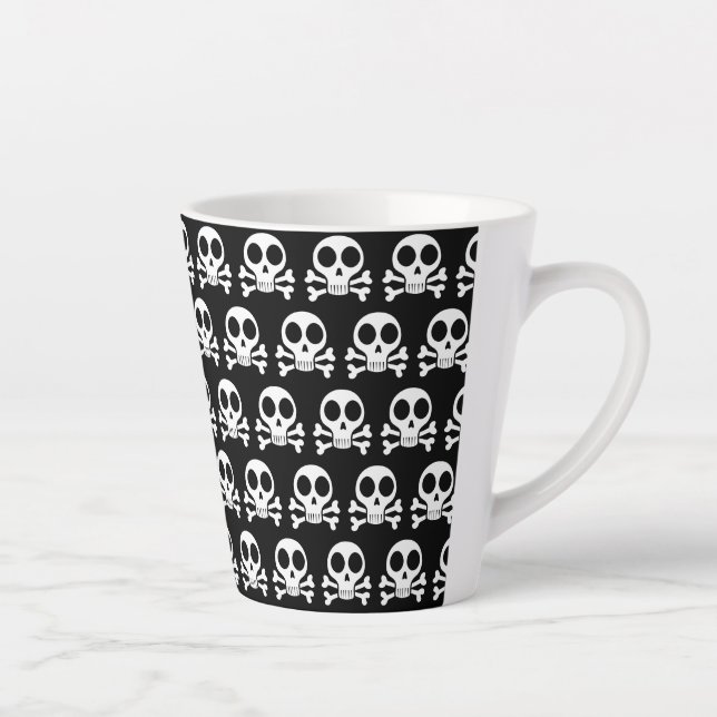 Taza De Café Latte cráneo espeluznante sobre un fondo negro (Derecha)