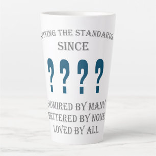 Taza De Café Latte Cumpleaños Agregar nombre de año Fecha Amo Famil