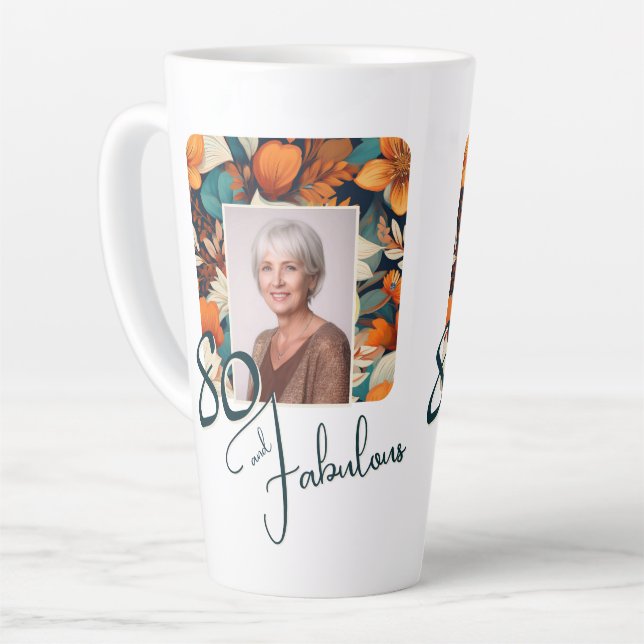 Taza De Café Latte Cumpleaños con patrón de flores fabulosas a los 80 (Ángulo izquierdo)
