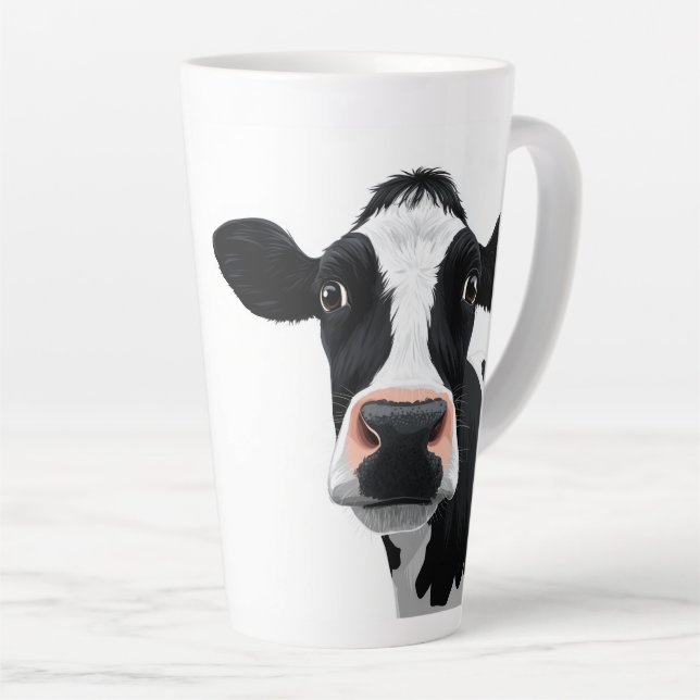 Taza De Café Latte Curiosidad de Vaca en Primer Plano (Ángulo derecho)