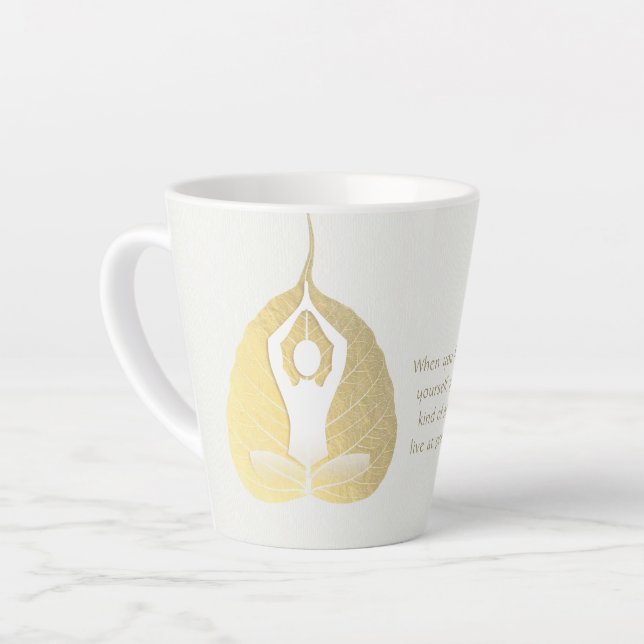 Taza De Café Latte Curso de Meditación de Instructores de Yoga Pose B (Ángulo izquierdo)