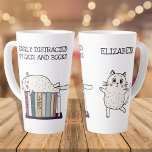 Taza De Café Latte Cute Funny Book Cat Lover Cita Bookworlem Nombre<br><div class="desc">Gatos guapos y divertidos con libros de regalo personalizado para los gusanos de biblioteca que aman a los gatos,  con la cita del personalizable: "Fácilmente distraídos por gatos y libros".</div>