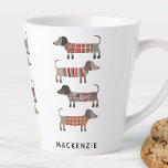 Taza De Café Latte Dachshund Sausage Dog Personalizado<br><div class="desc">Pequeña salchicha de Dachshund o perritos de peluquería en ropa de cama de lana. Perfecto para los amantes de los perros y los paseantes. Nombre moderno de la tipografía. Arte original de Nic Squirrell. Cambie el nombre a personalizar.</div>