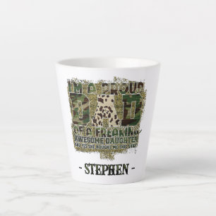 Taza De Café Latte Daddy Life. Camiseta de camuflaje