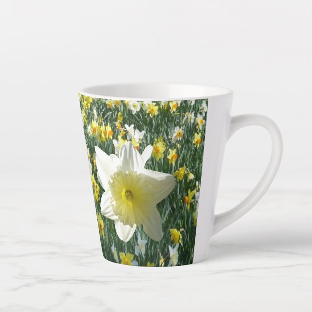 Taza De Café Latte Daffodils Primavera Flores Campo Blanco Latte Mug (Derecha)