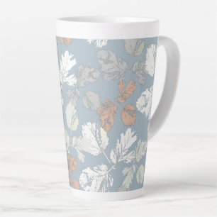 Taza De Café Latte Delicadas ramas con hojas en azul.