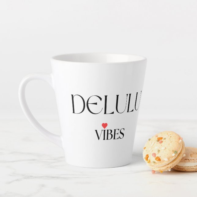 Taza De Café Latte Delulu Vibes, Funny Aesthetic Quote Gift (In situ)