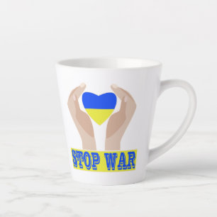 Taza De Café Latte Detengan la guerra: corazón de bandera ucraniana e
