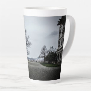 Taza De Café Latte Día de otoño gris en Praga
