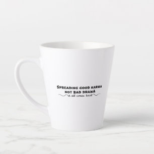 Taza De Café Latte Difundiendo buen Karma, no mal drama