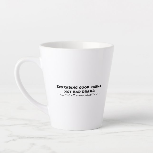 Taza De Café Latte Difundiendo buen Karma, no mal drama (Izquierda)