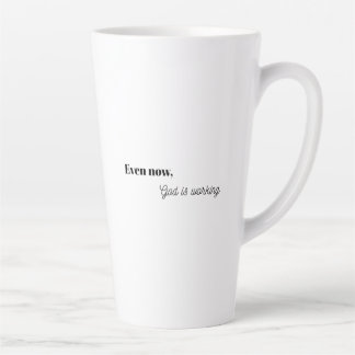 Taza De Café Latte Dios está trabajando diseño de tipografía cristian