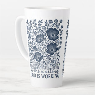 Taza De Café Latte Dios está trabajando en la espera Floral Azul Cris