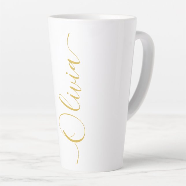 Taza De Café Latte Diseño de nombre con letra script dorada Olivia (Ángulo derecho)