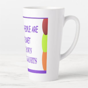 Taza De Café Latte Diversión y risas mensaje impresión morada y globo