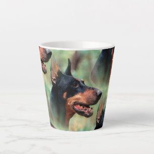 Taza De Café Latte Doberman Pinscher en los bosques