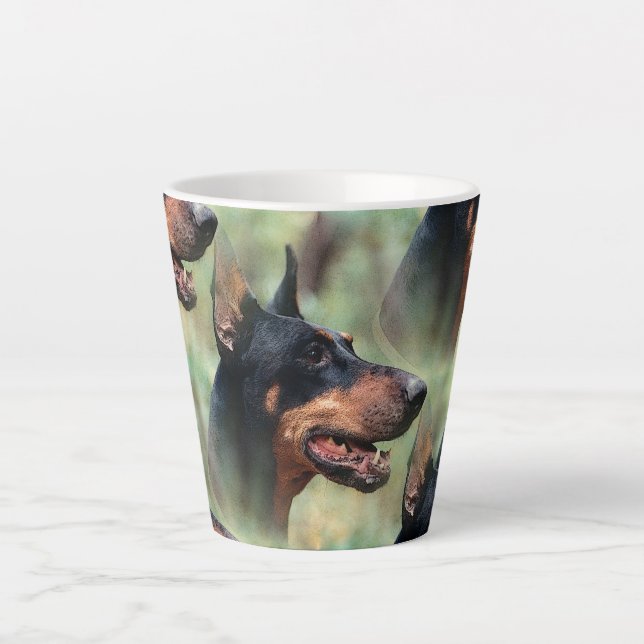 Taza De Café Latte Doberman Pinscher en los bosques (Anverso)