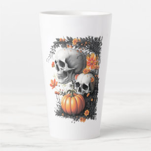 Taza De Café Latte Dos cráneos y una calabaza entre las flores.