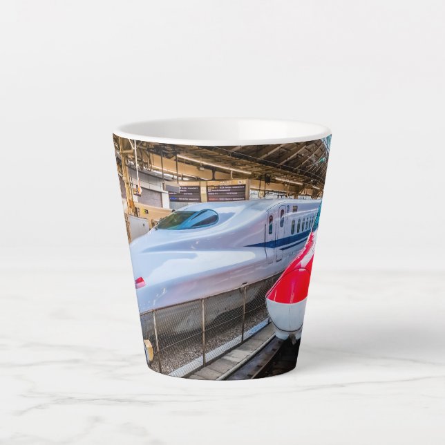 Taza De Café Latte Dos Shinkansen en la estación de Tokio (Anverso)