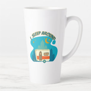 Taza De Café Latte Duermo Alrededor De La Naturaleza Del Explorador D