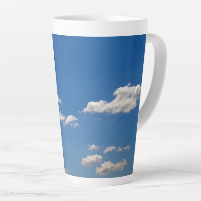 Taza De Café Latte El cielo es azul y las nubes blancas están pasando (Ángulo derecho)